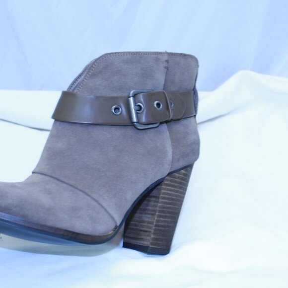 BCBG Paris Size 7.5 Brown Suede KERINAX Buckle Stacked Heel Ankle Boots EUC - Picture 12 of 12